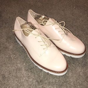 Stuart Weitzman Metro Cream Leather Lace up Oxford Shoe
